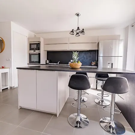 Le Hameau Des Pins - Spacious - Parking Apartment